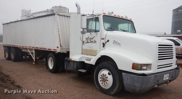 image for item GO9166 1988 International 8300  semi truck