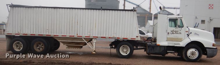 image for item GO9166 1988 International 8300  semi truck