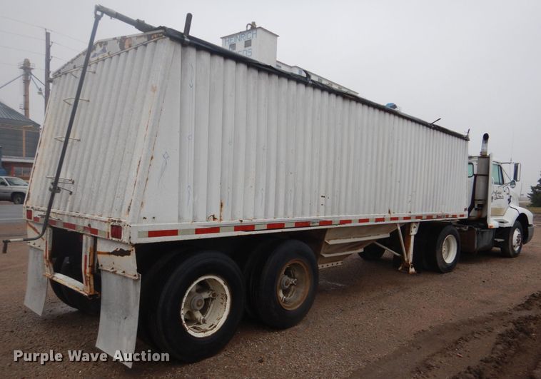 image for item GO9166 1988 International 8300  semi truck