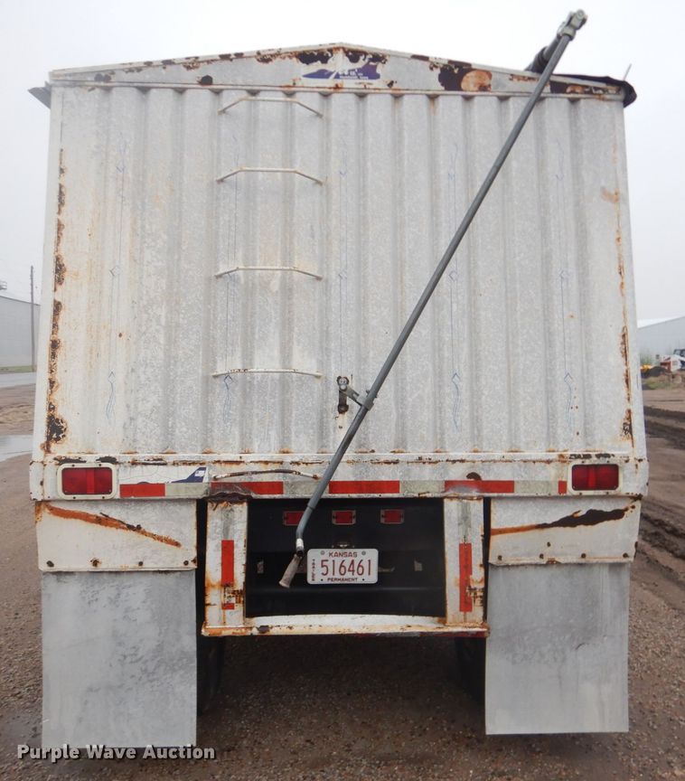 image for item GO9166 1988 International 8300  semi truck