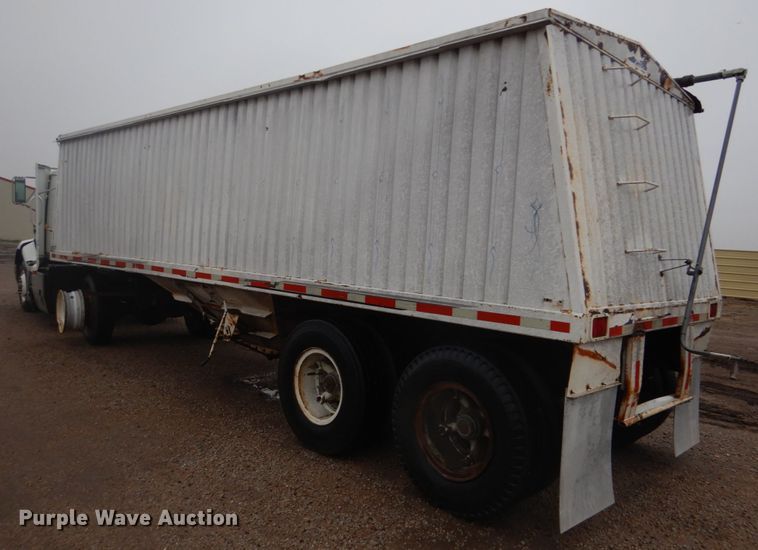 image for item GO9166 1988 International 8300  semi truck