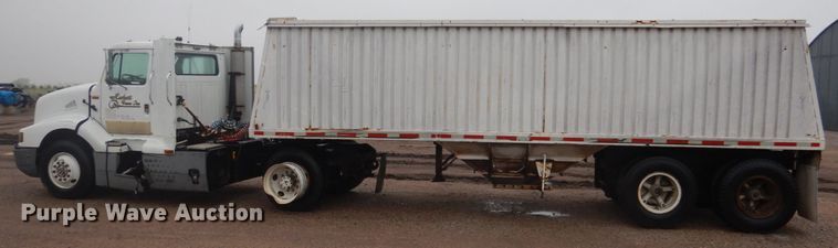 image for item GO9166 1988 International 8300  semi truck