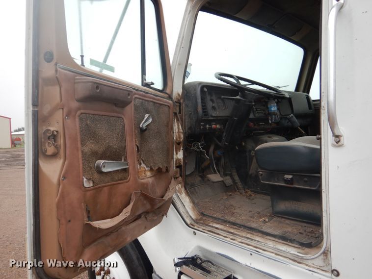 image for item GO9166 1988 International 8300  semi truck