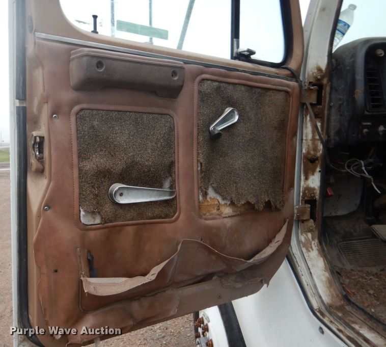 image for item GO9166 1988 International 8300  semi truck