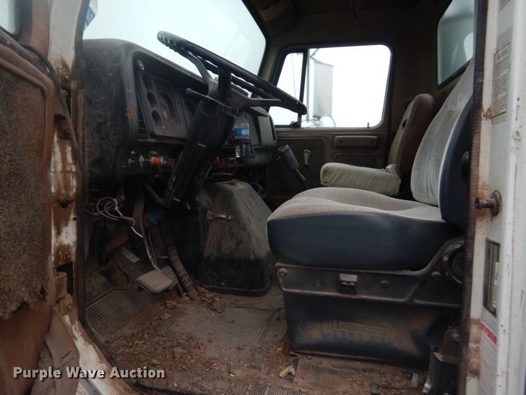 image for item GO9166 1988 International 8300  semi truck