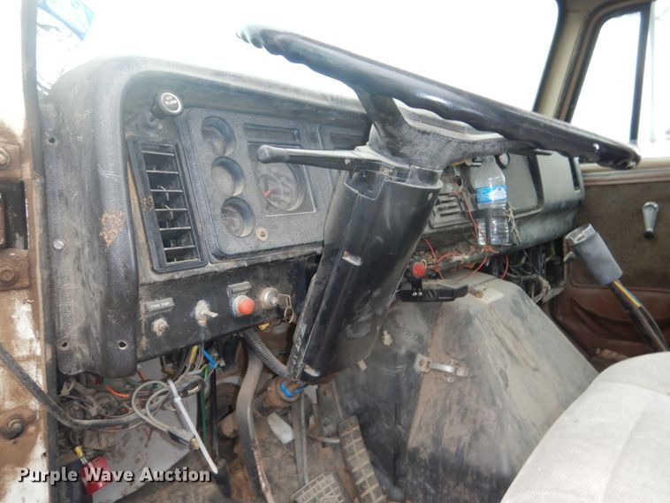 image for item GO9166 1988 International 8300  semi truck