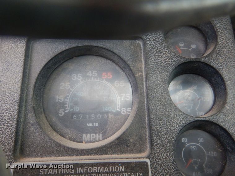 image for item GO9166 1988 International 8300  semi truck