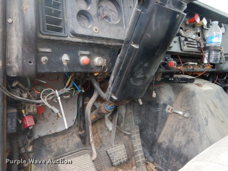 image for item GO9166 1988 International 8300  semi truck