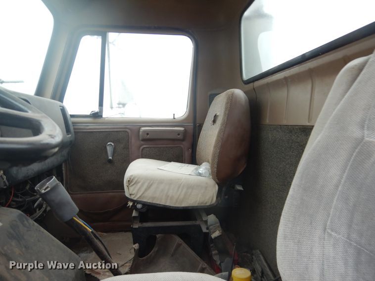 image for item GO9166 1988 International 8300  semi truck