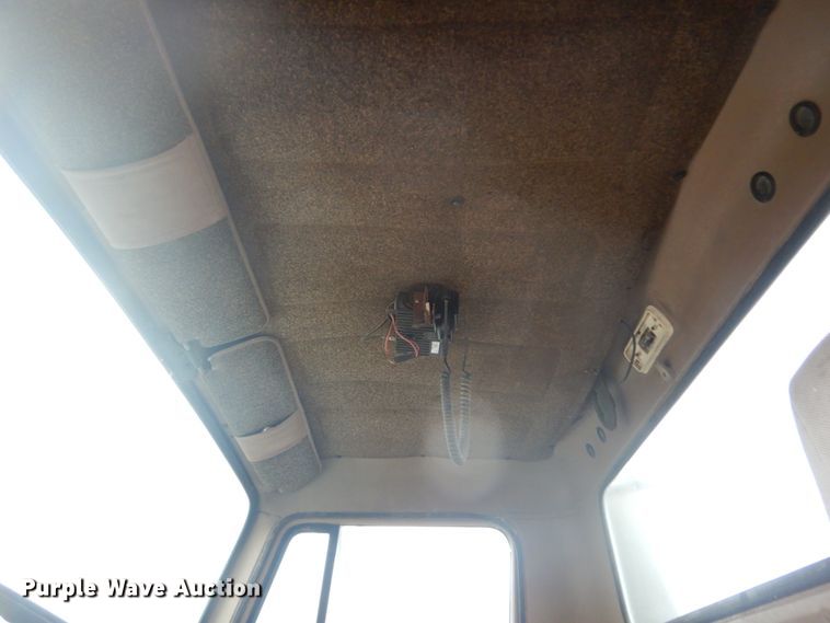 image for item GO9166 1988 International 8300  semi truck