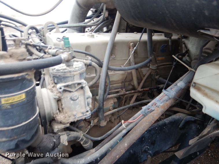 image for item GO9166 1988 International 8300  semi truck