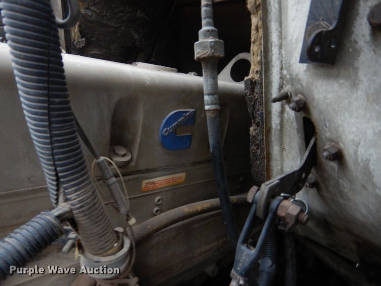 image for item GO9166 1988 International 8300  semi truck