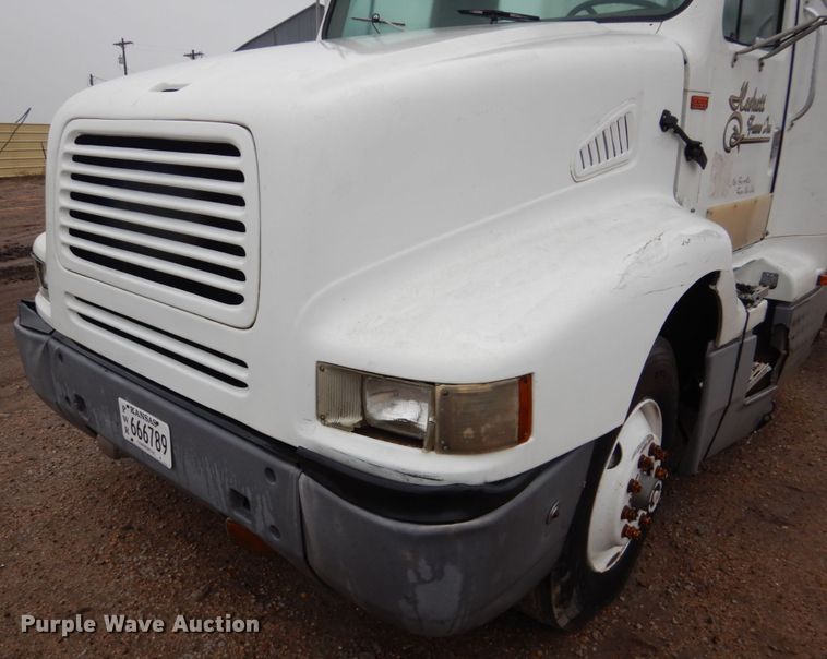 image for item GO9166 1988 International 8300  semi truck