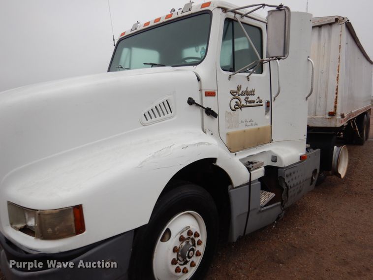 image for item GO9166 1988 International 8300  semi truck