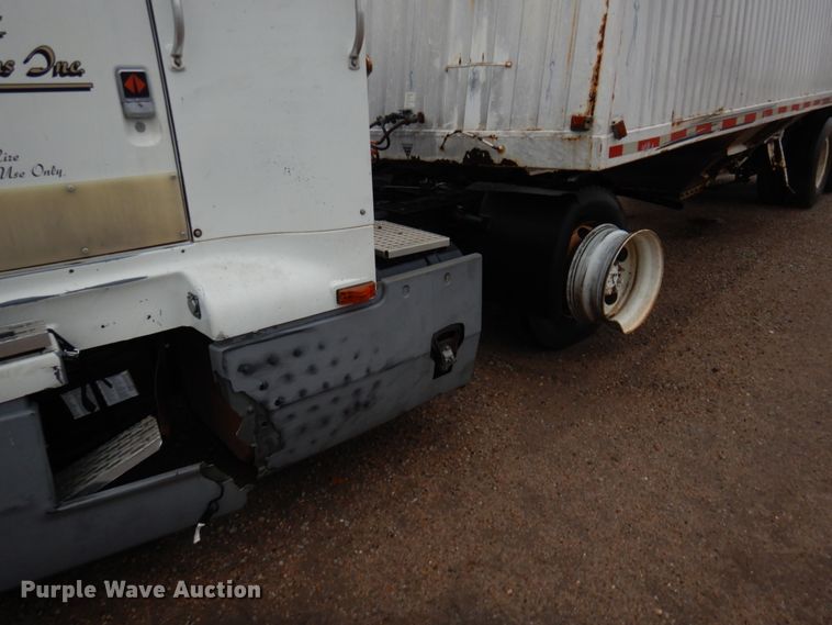 image for item GO9166 1988 International 8300  semi truck