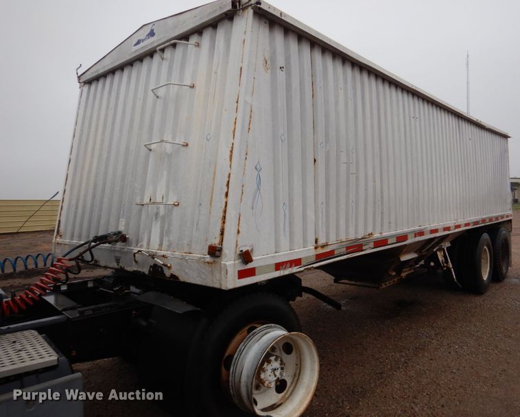 image for item GO9166 1988 International 8300  semi truck