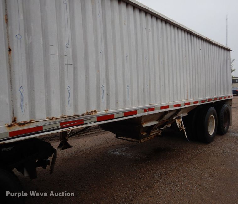 image for item GO9166 1988 International 8300  semi truck