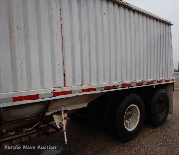 image for item GO9166 1988 International 8300  semi truck