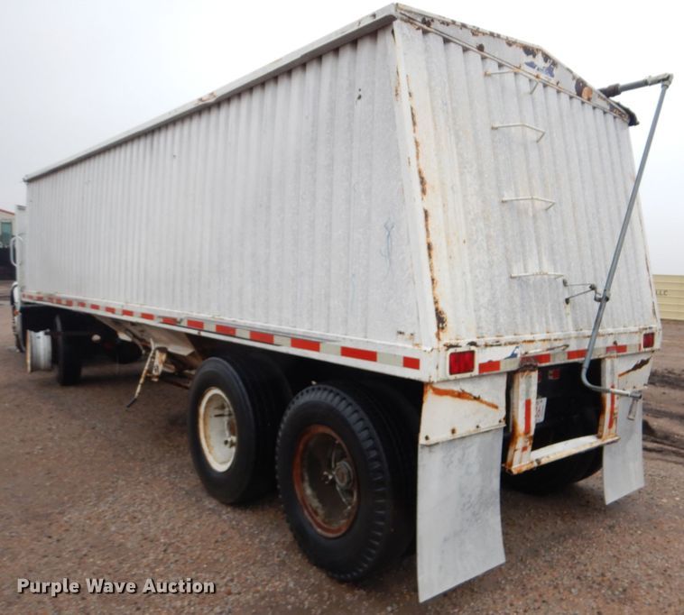 image for item GO9166 1988 International 8300  semi truck