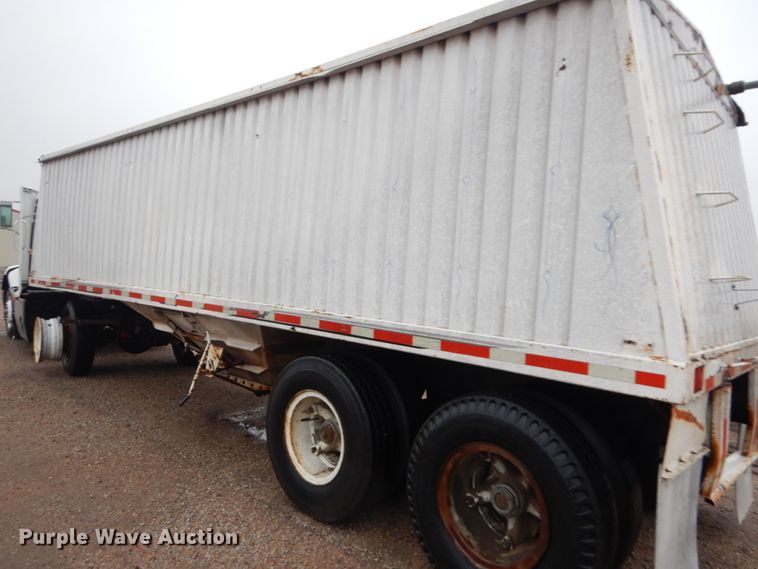 image for item GO9166 1988 International 8300  semi truck