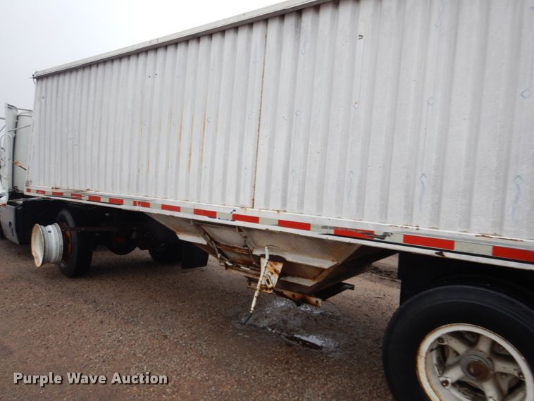 image for item GO9166 1988 International 8300  semi truck