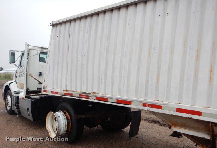 image for item GO9166 1988 International 8300  semi truck