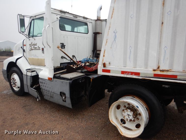 image for item GO9166 1988 International 8300  semi truck