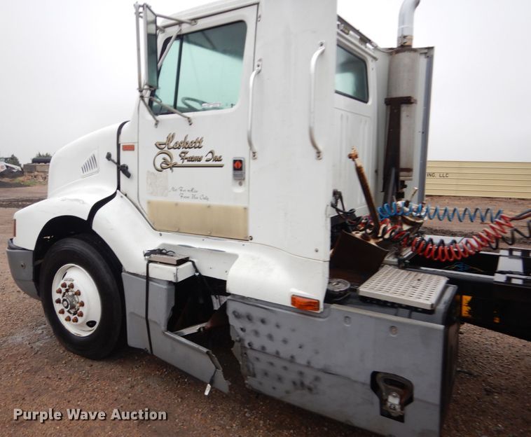 image for item GO9166 1988 International 8300  semi truck