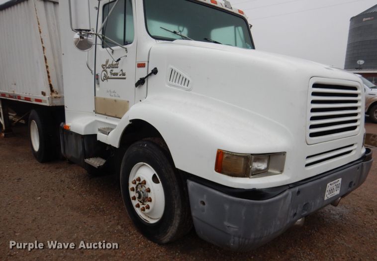 image for item GO9166 1988 International 8300  semi truck