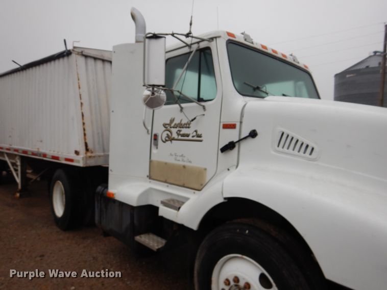 image for item GO9166 1988 International 8300  semi truck