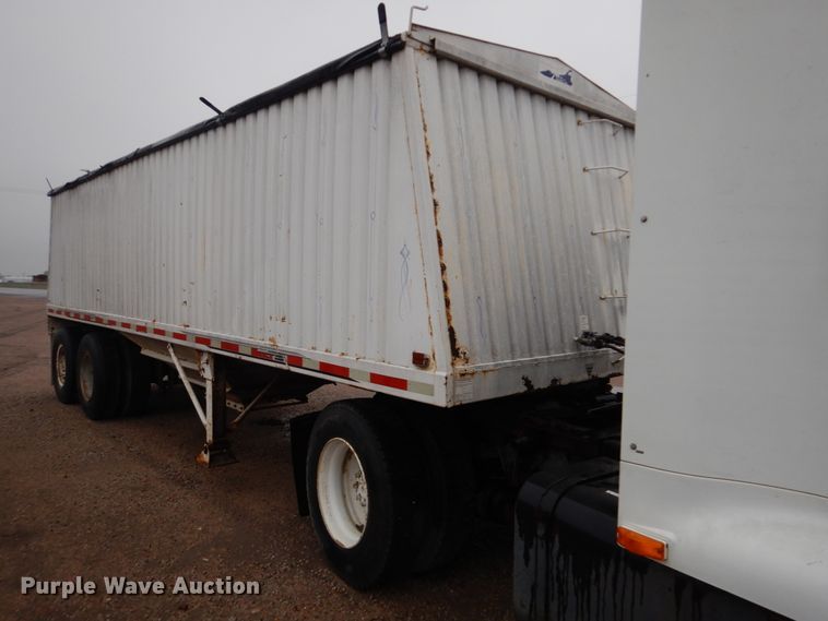 image for item GO9166 1988 International 8300  semi truck