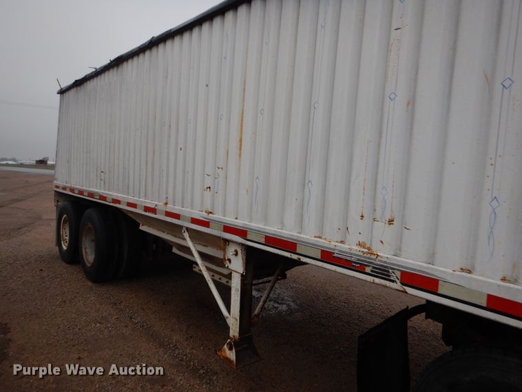 image for item GO9166 1988 International 8300  semi truck