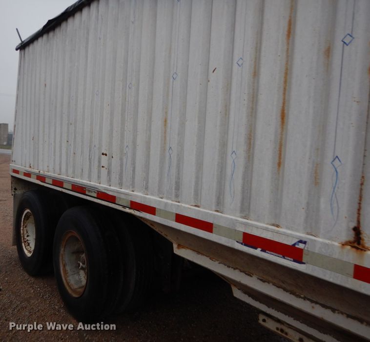 image for item GO9166 1988 International 8300  semi truck