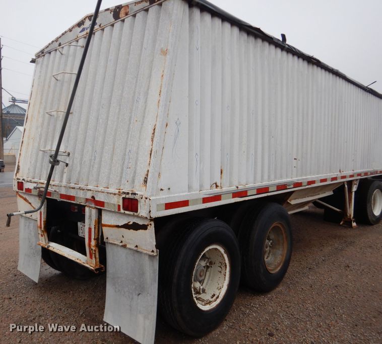 image for item GO9166 1988 International 8300  semi truck