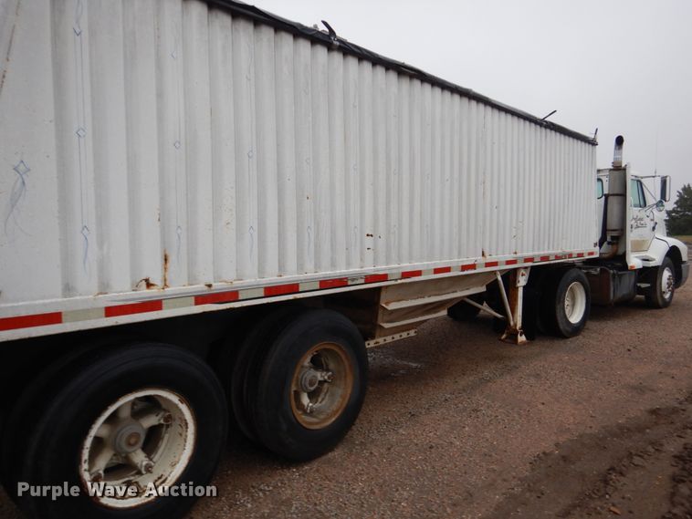 image for item GO9166 1988 International 8300  semi truck