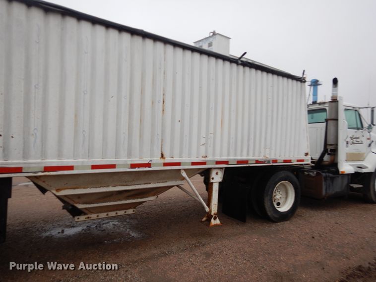 image for item GO9166 1988 International 8300  semi truck