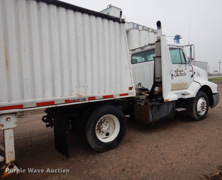 image for item GO9166 1988 International 8300  semi truck