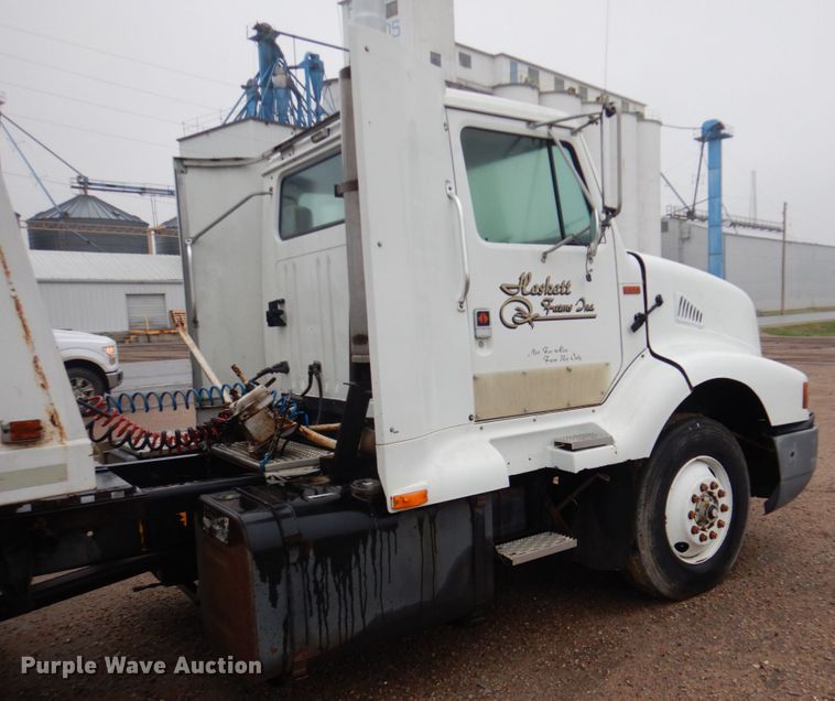 image for item GO9166 1988 International 8300  semi truck