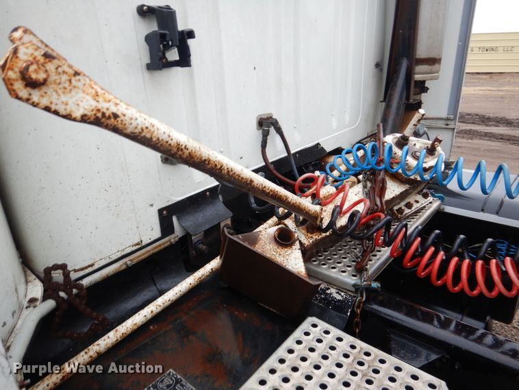 image for item GO9166 1988 International 8300  semi truck