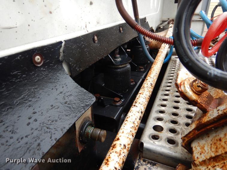 image for item GO9166 1988 International 8300  semi truck