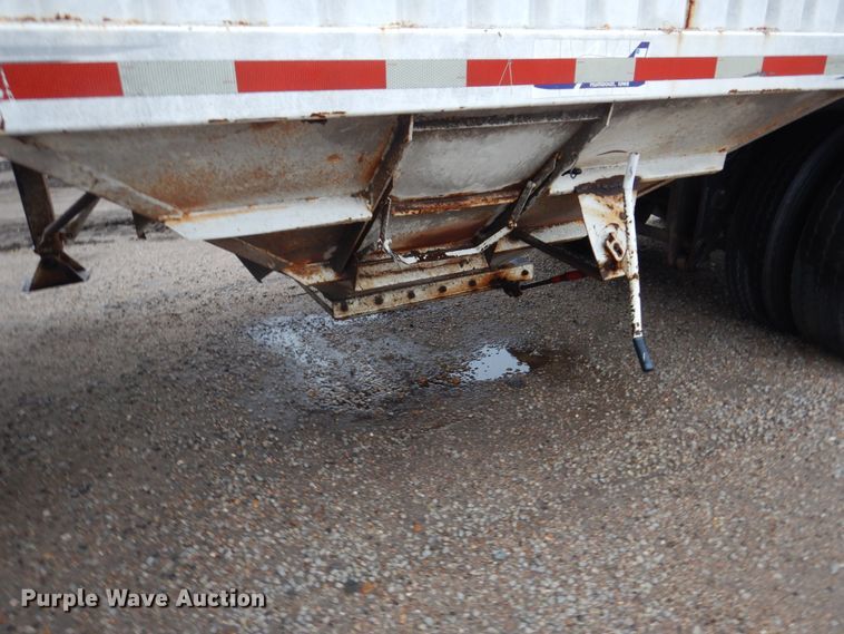 image for item GO9166 1988 International 8300  semi truck