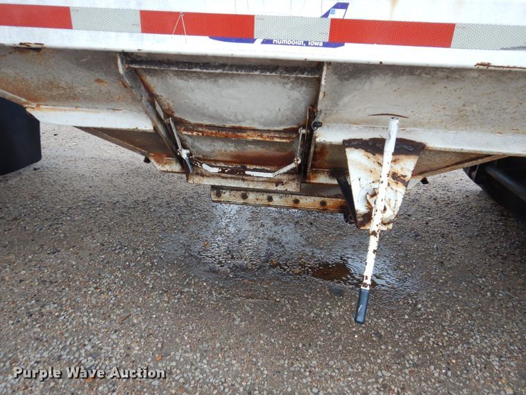 image for item GO9166 1988 International 8300  semi truck