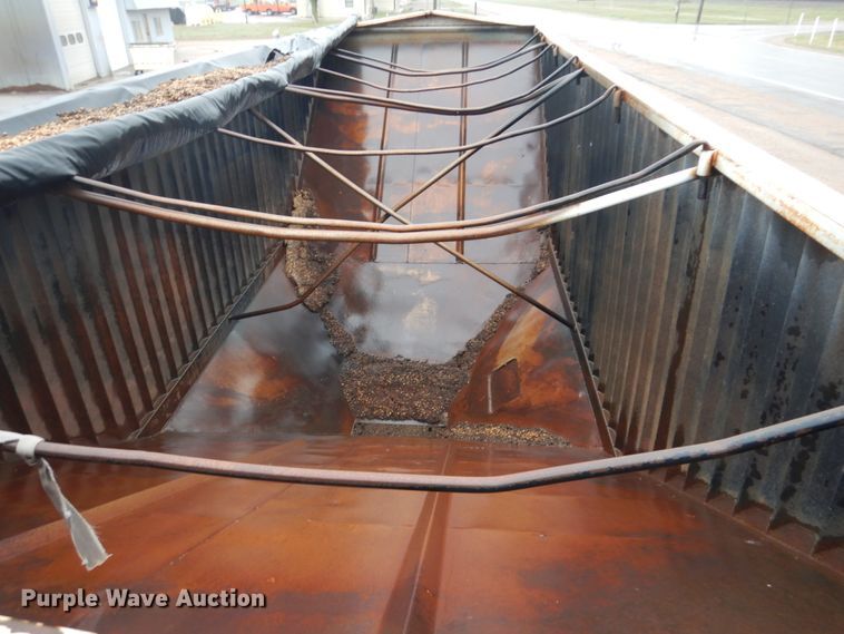 image for item GO9166 1988 International 8300  semi truck