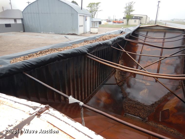 image for item GO9166 1988 International 8300  semi truck