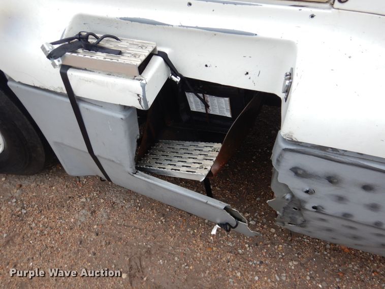 image for item GO9166 1988 International 8300  semi truck