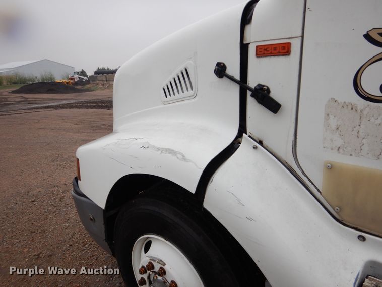 image for item GO9166 1988 International 8300  semi truck