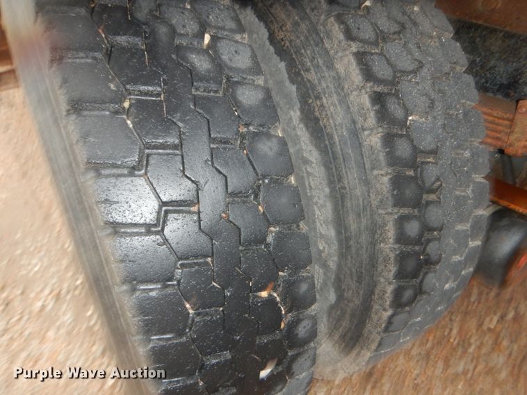 image for item GO9166 1988 International 8300  semi truck