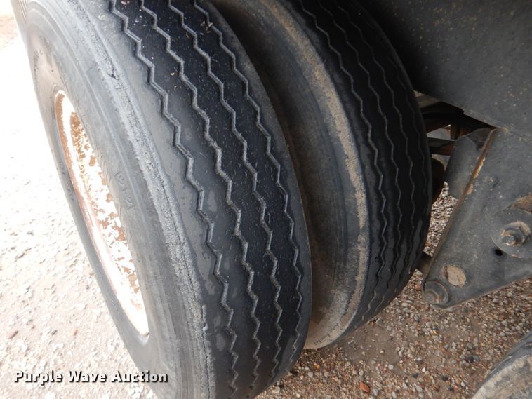 image for item GO9166 1988 International 8300  semi truck