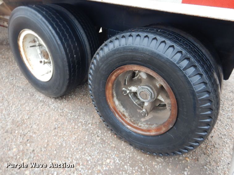 image for item GO9166 1988 International 8300  semi truck