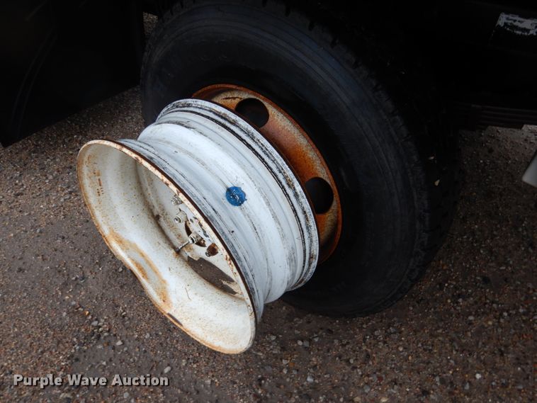 image for item GO9166 1988 International 8300  semi truck